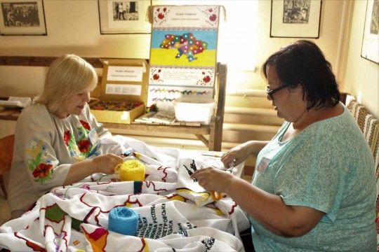 Полотно з вишитою територією Тернопільщини передали до Львова / фото: прес-служба тода Полотно з вишитою територією Тернопільщини передали до Львова / фото: прес-служба тода