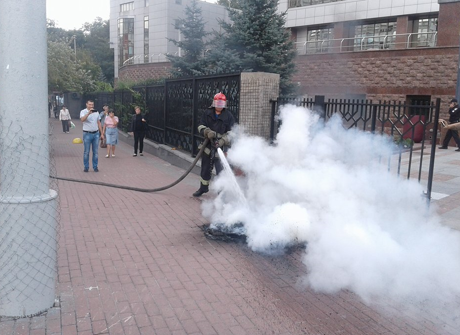 Активісти запалили шини біля суду/ фото: УНІАН Активісти запалили шини біля суду/ фото: УНІАН