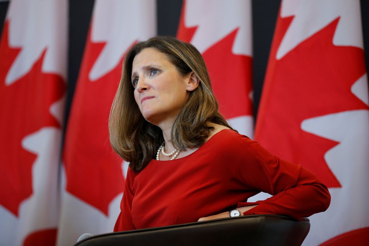 Canada's FM to visit Ukraine on May 8 to meet with Poroshenko, Zelensky