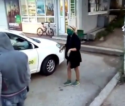 У пассажиров якобы не было денег расплатиться за такси / Скриншот У пассажиров якобы не было денег расплатиться за такси / Скриншот
