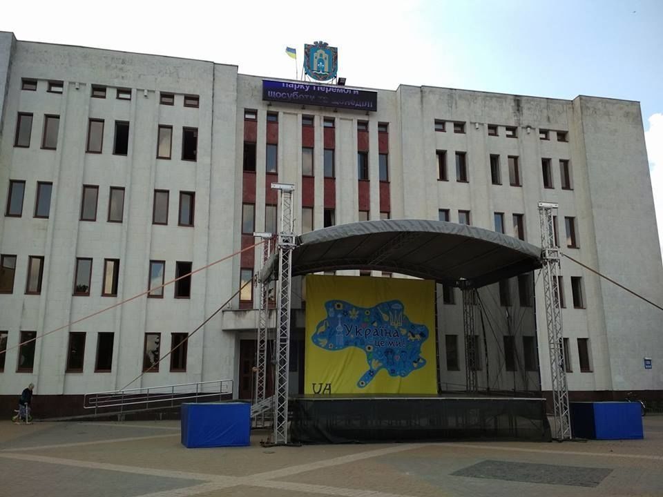 Карта без Криму і Донбасу висіла на сцені у Броварах / Tania Horstka / Facebook Карта без Криму і Донбасу висіла на сцені у Броварах / Tania Horstka / Facebook