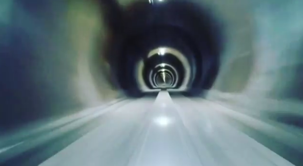 Hyperloop – это вакуумная петля, движение капсул в трубе, из которой откачивается воздух / instagram.com/elonmusk