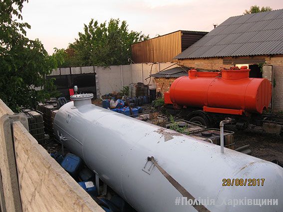 Чоловік переробляв газ у домашніх умовах / фото Поліція Харківської області Чоловік переробляв газ у домашніх умовах / фото Поліція Харківської області
