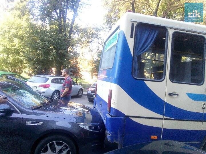 Автобус с журналистами попал в ДТП возле Львовской ОГА / фото zik.ua Автобус с журналистами попал в ДТП возле Львовской ОГА / фото zik.ua