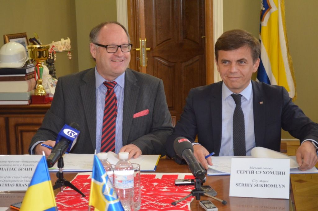 Протокол підписали Житомирській міський голова Сергій Сухомлин та директор проекту Протокол підписали Житомирській міський голова Сергій Сухомлин та директор проекту