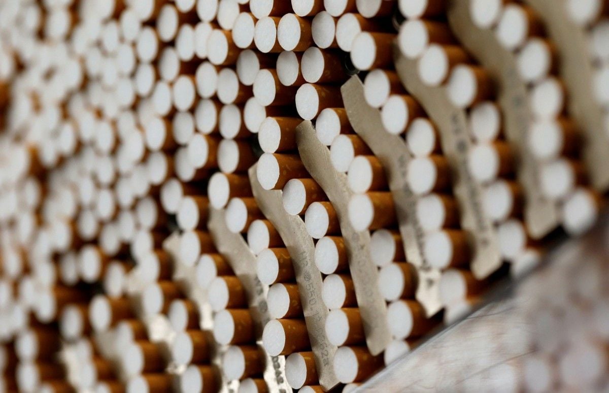 Законопроект предлагает перенести уплату 5 % акцизного налога с максимальной розничной цены табачных изделий / фото REUTERS