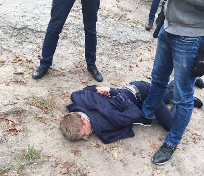 Чоловік вимагав 70 тисяч доларів хабара / фото facebook.com/LarysaSargan Чоловік вимагав 70 тисяч доларів хабара / фото facebook.com/LarysaSargan
