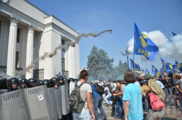 Задержанный признался, что бросил гранату возле ВР между правоохранителями и митингующими / Фото УНИАН Задержанный признался, что бросил гранату возле ВР между правоохранителями и митингующими / Фото УНИАН