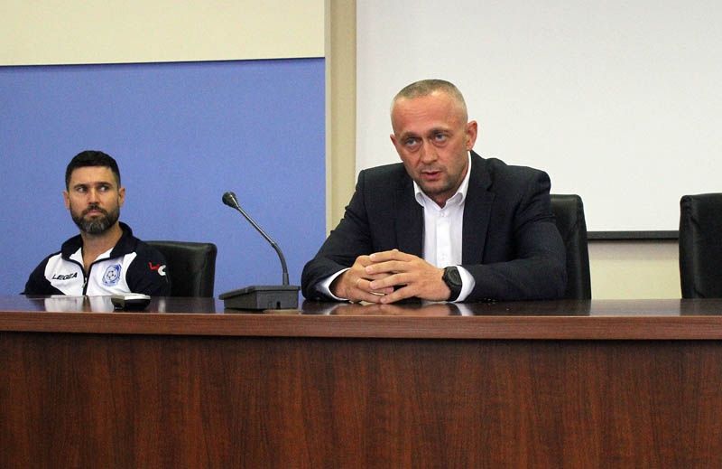 Чистяков (ліворуч) буде виконувати обов'язки головного тренера одеської команди / chernomorets.odessa.ua Чистяков (ліворуч) буде виконувати обов'язки головного тренера одеської команди / chernomorets.odessa.ua