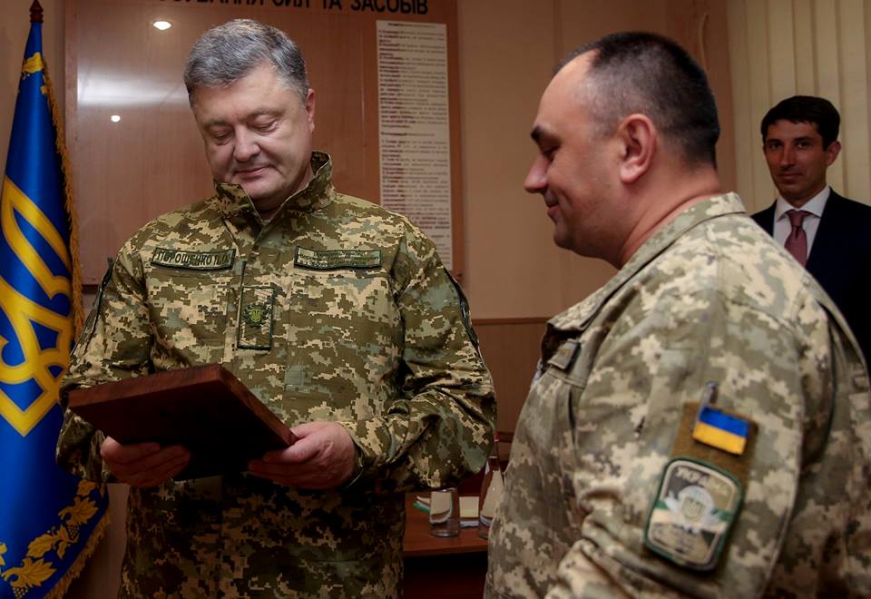 Порошенко власними силами допомагає військовим / фото ukrmilitary.com Порошенко власними силами допомагає військовим / фото ukrmilitary.com