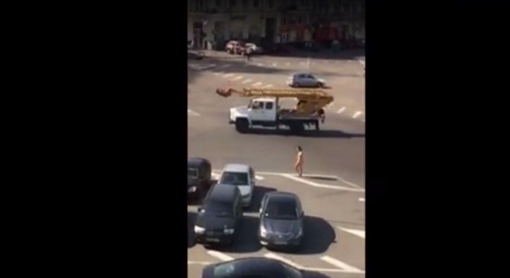 Голые На Улице Не Робеют От Взоров Посторонних