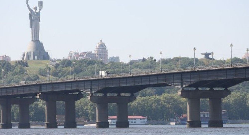 Мост патона в киеве фото. Мост Патона в Киеве. Мост Патона через Днепр в Киев. Киев мост Патона через Днепр троллейбус.