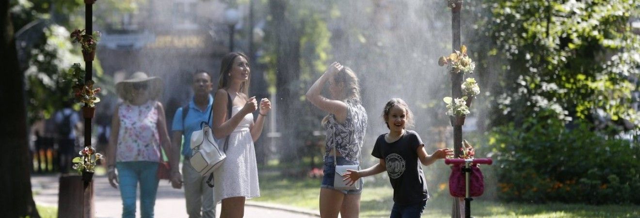 У всіх районах Києва через спеку встановили 17 рамок-розпилювачів води