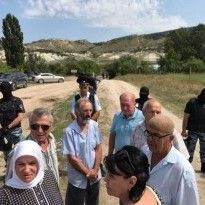 В оккупированном Крыму российские силовики блокируют помещение, где собрались крымские татары (фото)