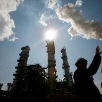 Reuters: Oil falls as U.S. data shows mixed picture