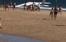 В Португалии легкомоторный самолет экстренно сел на пляже, погибли два отдыхающих (видео)