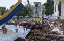 На пляжах окупованої Євпаторії люди засмагають посеред куп гною (фоторепортаж, відео)