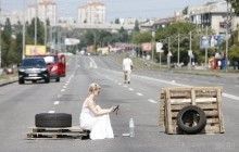 Із парасолями, барикадами та шинами: як кияни блокували Харківське шосе (фоторепортаж)