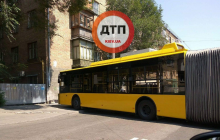 В Киеве троллейбус на скорости влетел в стену жилого дома (фото)