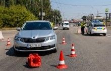 В Днепре водитель не заметил сделавшего ему замечание полицейского и сбил его (фото, видео)