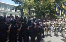 В Одессе под прокуратурой произошла массовая драка из-за больницы скорой помощи (фото)