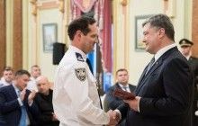 Порошенко наградил полицейских орденами и медалями