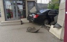 В Харькове иномарка въехала в остановку: один человек погиб, еще трое госпитализированы