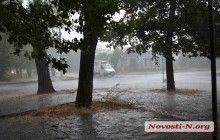 У Миколаєві вирує злива - впала електроопора (фото, відео)