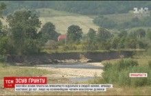 Зсуви ґрунту на Прикарпатті відібрали у людей землю: урвище підступає до будинків (фото)