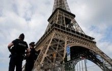 В Париже пациент психбольницы пытался совершить атаку на Эйфелевой башне