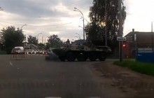 В России БТР едва не разнес на части легковушку (видео)
