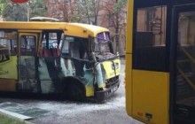 В Киеве на Печерске столкнулись маршрутка и троллейбус (фото)