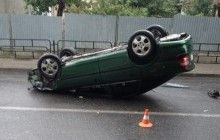 У Тернополі нетверезий водій після зіткнення з огорожею перекинувся на автомобілі