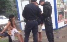 Во Львове пара посреди дня занималась сексом на остановке (фото, видео)