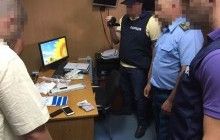 У двух закарпатских таможенников нашли иностранные паспорта и сотни тысяч на депозитах