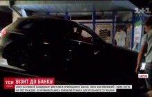 В Харькове водитель внедорожника протаранил отделение банка (видео)