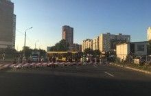 Кияни заблокували рух транспорту на Позняках: протестують проти будівництва АЗС (фото)
