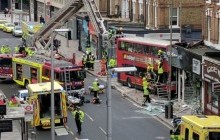 В Лондоне двухэтажный автобус врезался в магазин (фото, видео)