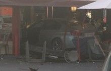 У передмісті Парижа автомобіль в'їхав у літній майданчик кафе, загинула дитина