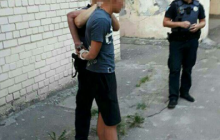 В Днепре парень "отдыхал" на лавочке во дворе жилого дома с пистолетом и гранатой