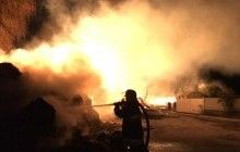На Хмельниччині біля нафтозаводу спалахнула пожежа на складі з промисловими коноплями (фото, відео)