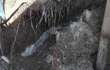 На Андріївському узвозі через раптове просідання грунту утворилося величезне провалля (фото, відео)