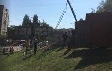 У "сквер волонтерів АТО" у Києві завезли будівельну техніку, нібито планується будівництво ТРЦ (відео)