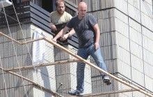З’явилися фото чоловіка, який в центрі Києва із погрозами стрибнути з 3-го поверху нібито вимагає генконсула РФ