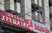 Чоловіка на 3-му поверсі "Хрещатику" звуть Тимур: він добре знає англійську і має канадський паспорт