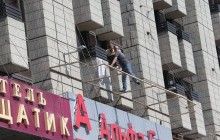 Чоловіка, який хотів стрибнути з захисної сітки готелю "Хрещатик", вмовили залізти на балкон