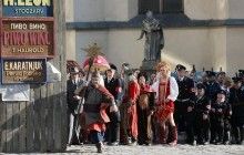 Яскраві костюми, ретро-трамвай та вітчизняні рокери: з'явились фото зі зйомок комедії "Шляхетні волоцюги" у Львові (фоторепортаж)