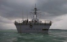 З’явились фото есмінця США "Джон Маккейн" після зіткнення із нафтовим танкером (фоторепортаж)