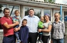 Голова Житомирської ОДА Гундич відвідав родину, яка отримала гроші з обласного бюджету за установку доїння (фото)