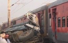В Индии поезд столкнулся с мусоровозом: десятки пострадавших (фото)